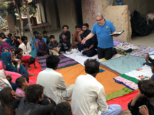 Teaching session with local families